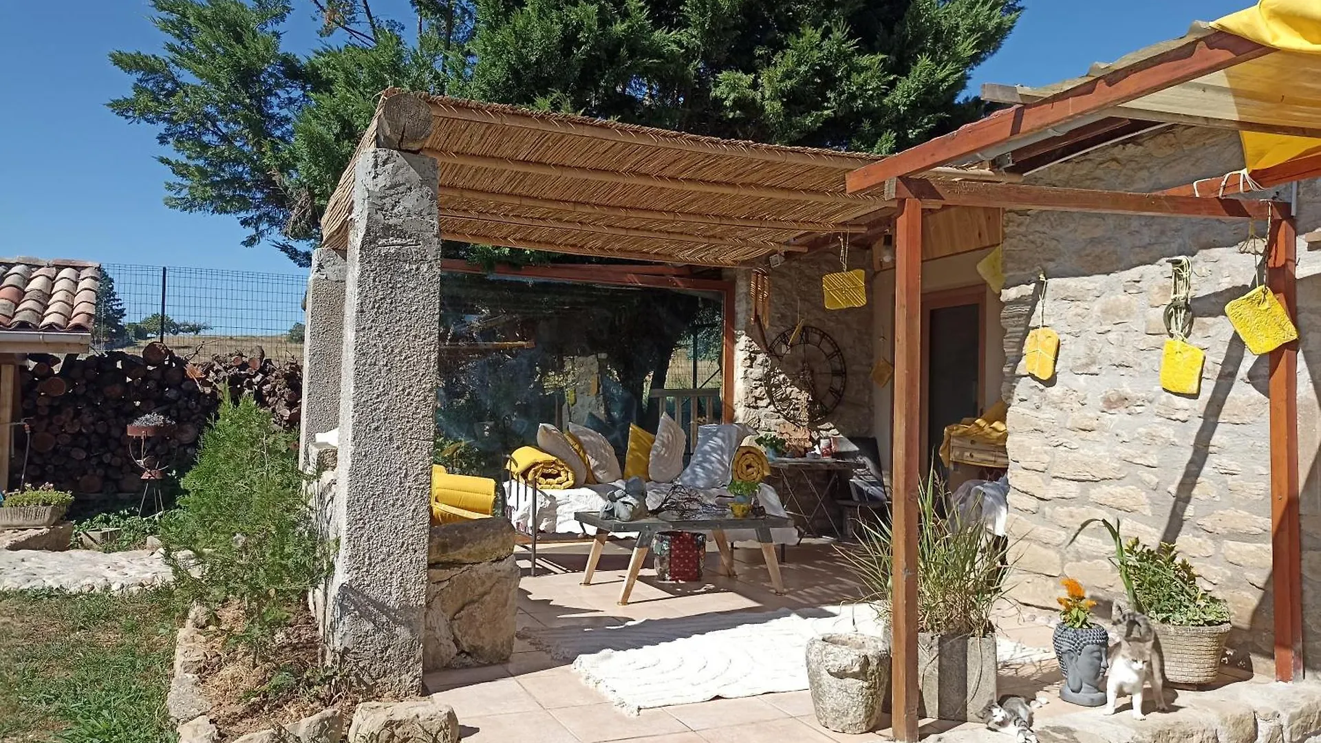 Séjour chez l'habitant Appartement Un jardin sur la colline à Claveyson